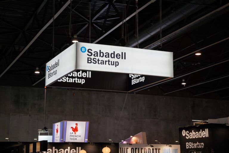 L’Associació i Banc Sabadell signen un acord per oferir avantatges exclusius als asociats